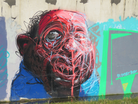 847115 Afbeelding van een graffitikunstwerk op een muur bij de tijdelijke jongerenplek 'Teen Spot' onder het ...